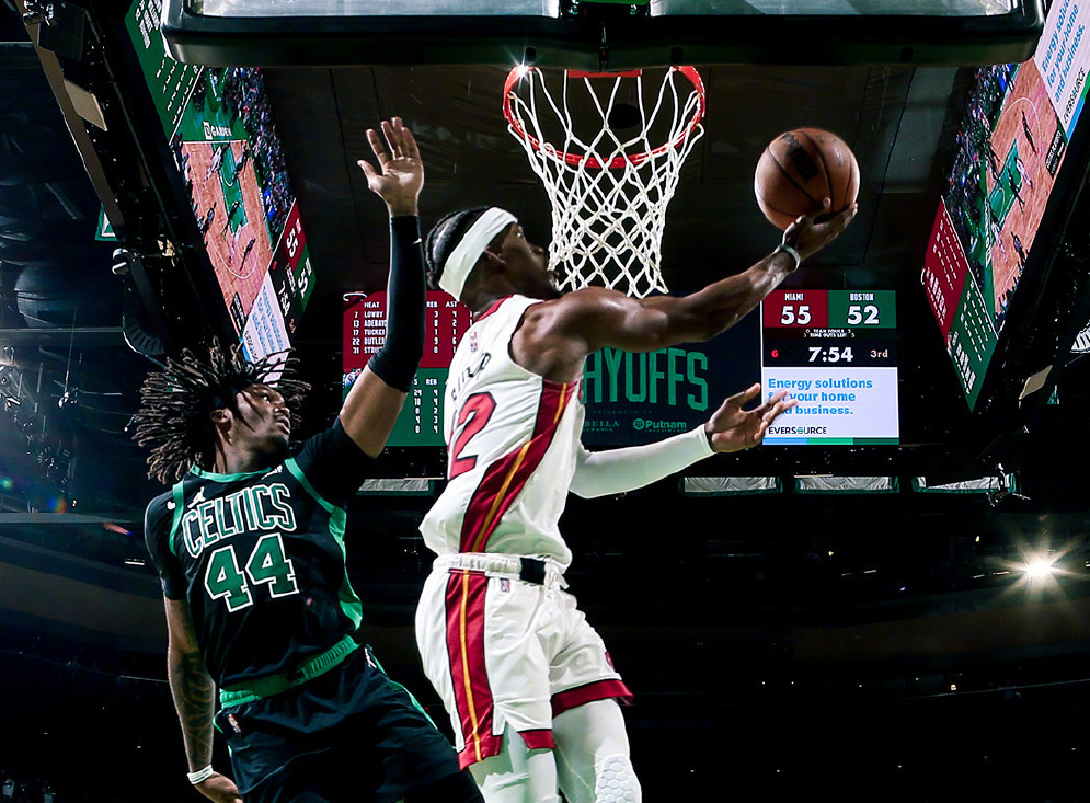 包含阿扎伦卡关键节点比分优势明显，热火带队取胜！的词条爱游戏品牌互动